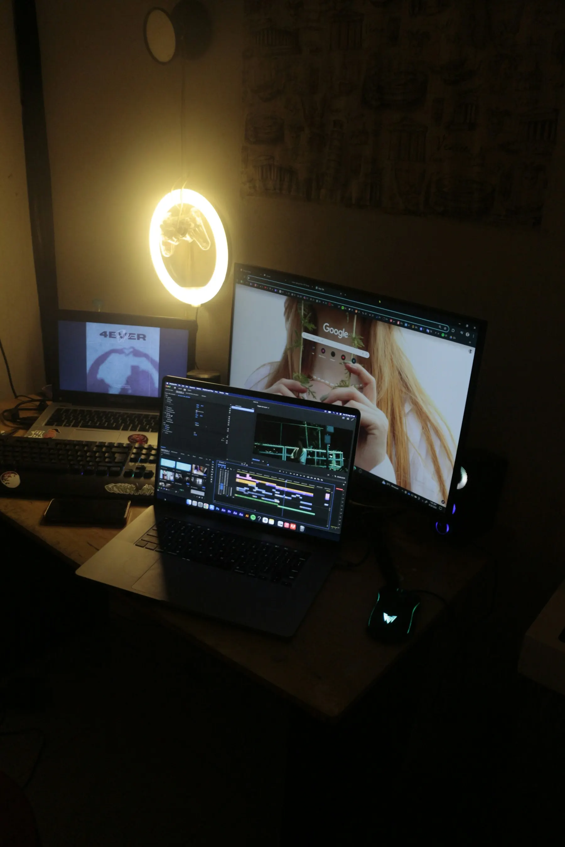 Montaje de transmisión desde casa: escritorio, aro de luz, cámara y computador