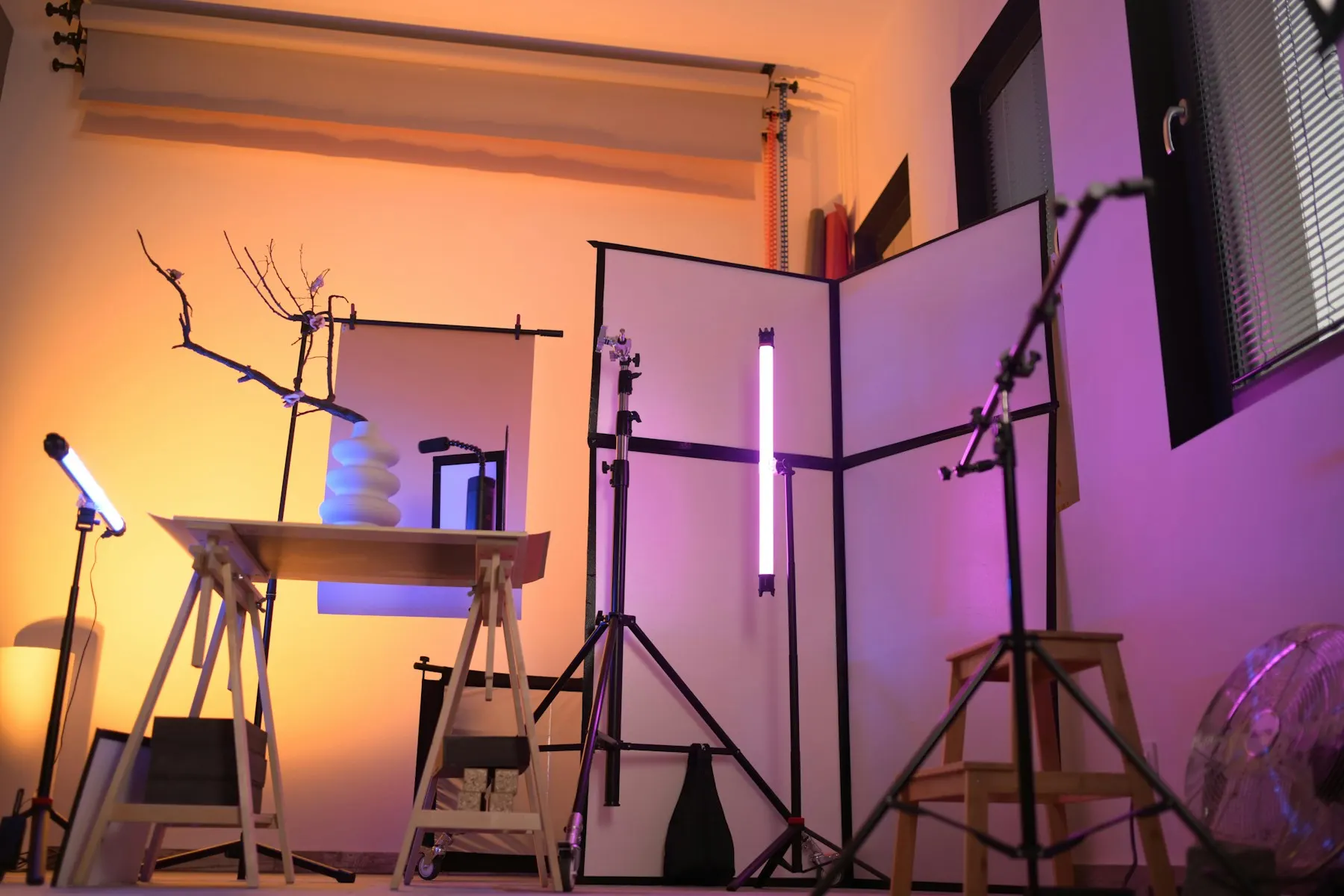 Equipos de iluminación y montaje de transmisión en el estudio