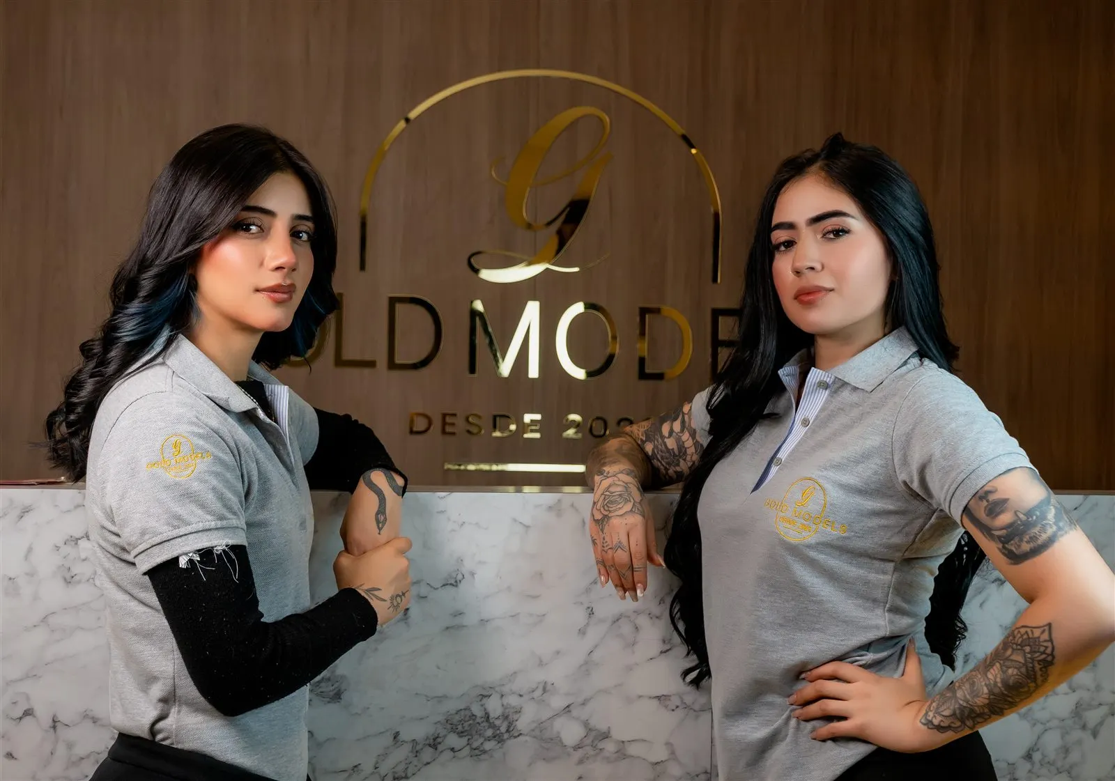 Recepción de Gold Models en Bogotá, con el logo dorado del estudio y parte del equipo